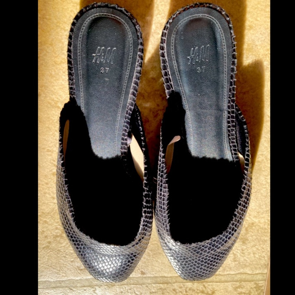H&M Snakeskin pattern flats - Picture 3 of 3